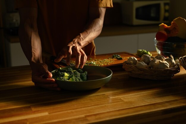 Kucharz przygotowujący domowe danie
