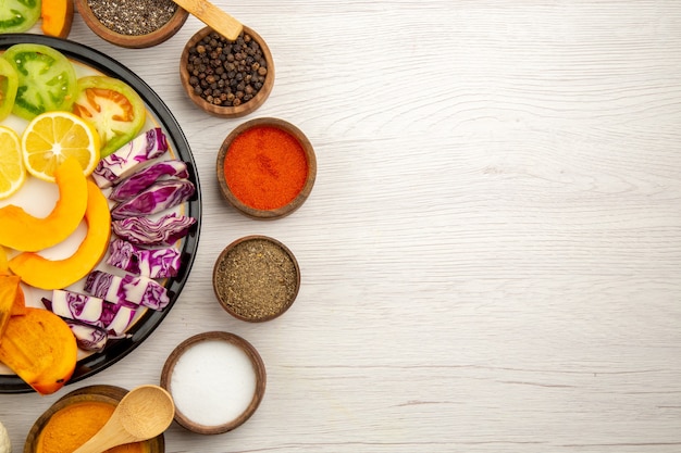 Kolorowe składniki i miski